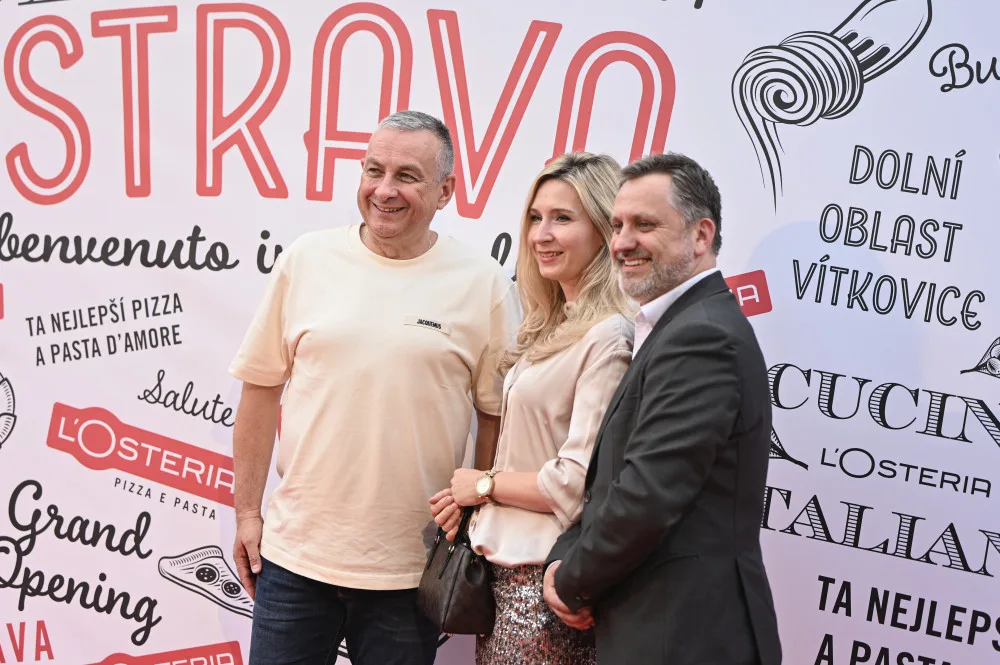 L'Osteria v Dolních Vítkovicích. Červené koberce, modelky, kněz i charitativní dražba