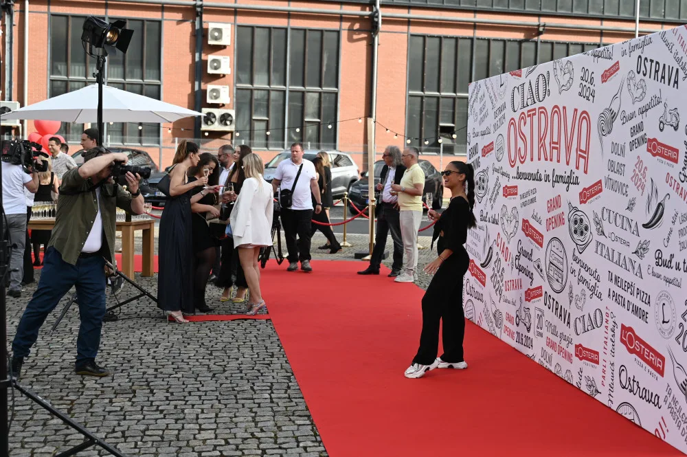 L'Osteria v Dolních Vítkovicích. Červené koberce, modelky, kněz i charitativní dražba