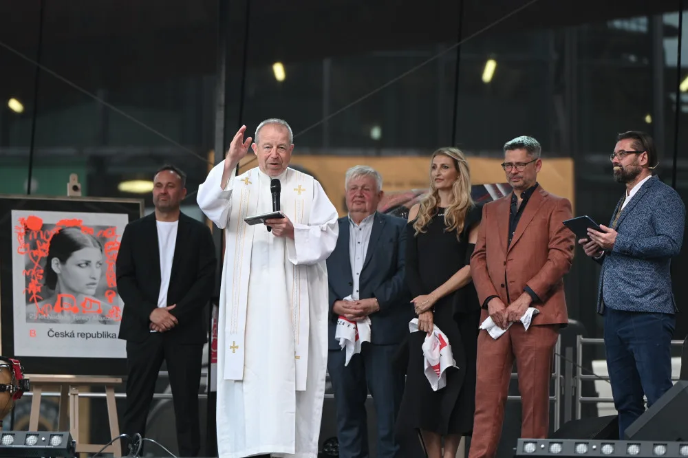 L'Osteria v Dolních Vítkovicích. Červené koberce, modelky, kněz i charitativní dražba