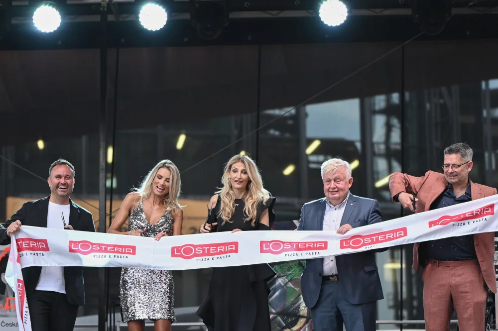 L'Osteria v Dolních Vítkovicích. Červené koberce, modelky, kněz i charitativní dražba