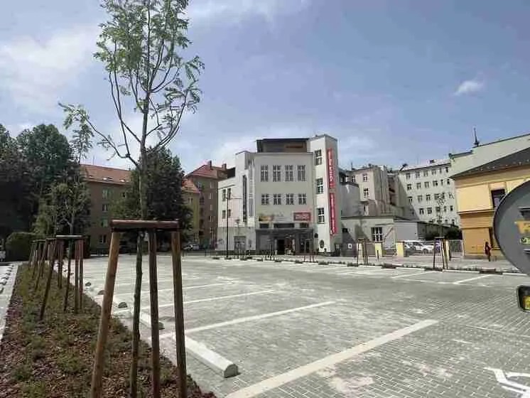 Opavské parkoviště na Masařské dostalo nový kabátek za 10 milionů. Výmoly nahradila mozaiková dlažba