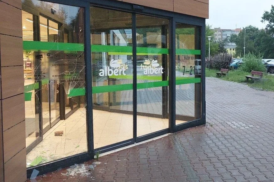 Muž v Ostravě hodil dlažební kostku do skleněných dveří. Pod vlivem drog se strážníkům svěřil, že už 90 hodin nespal