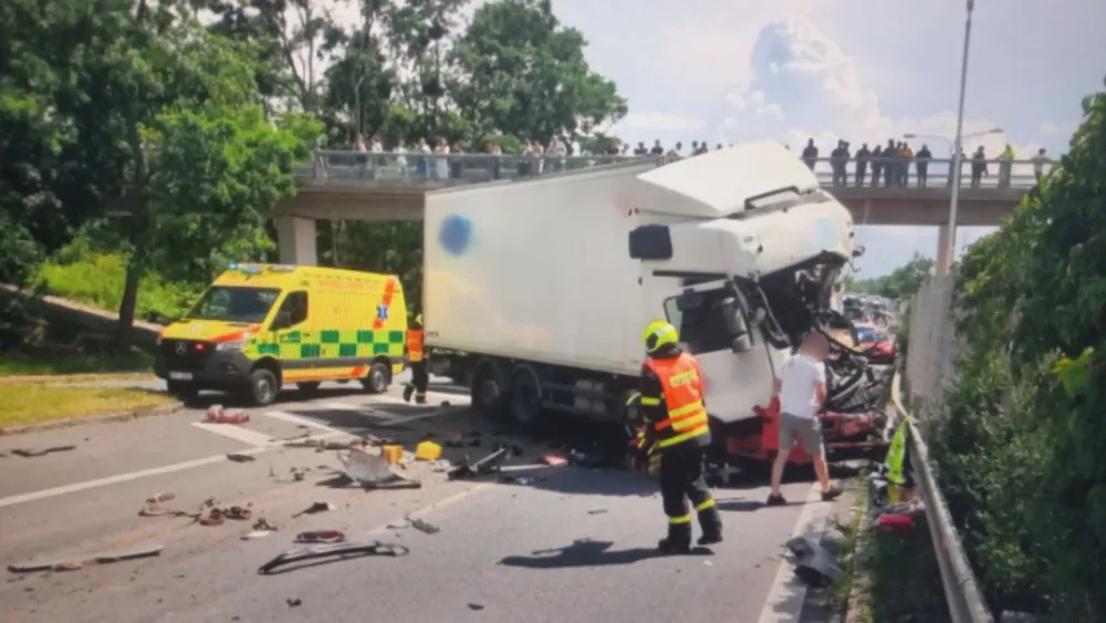 Nehoda pěti automobilů se třemi zraněnými komplikovala dopravu v Ostravě