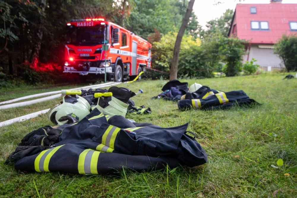 Ve Frýdlantu nad Ostravicí hořela roubenka s přilehlou stodolou. Škody přesáhnou pět milionů korun