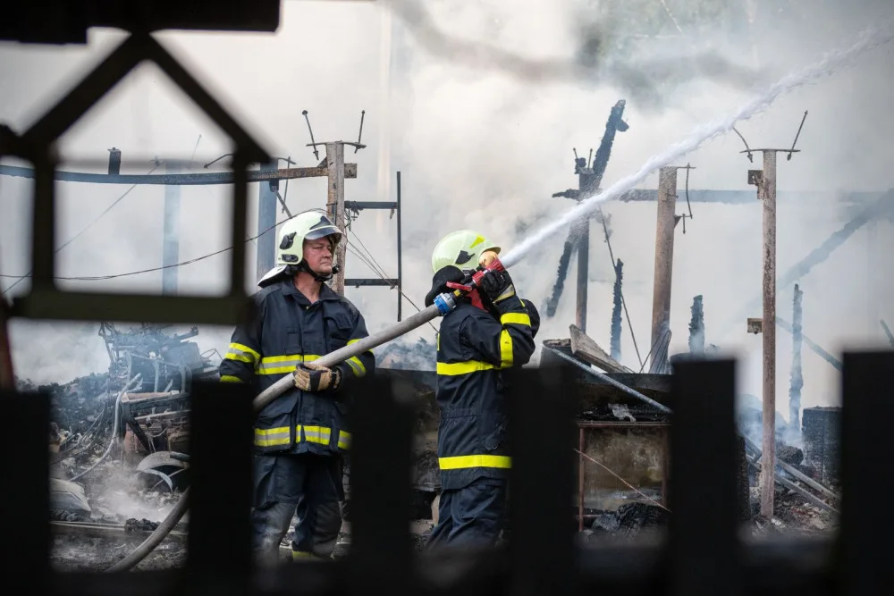 Ve Frýdlantu nad Ostravicí hořela roubenka s přilehlou stodolou. Škody přesáhnou pět milionů korun