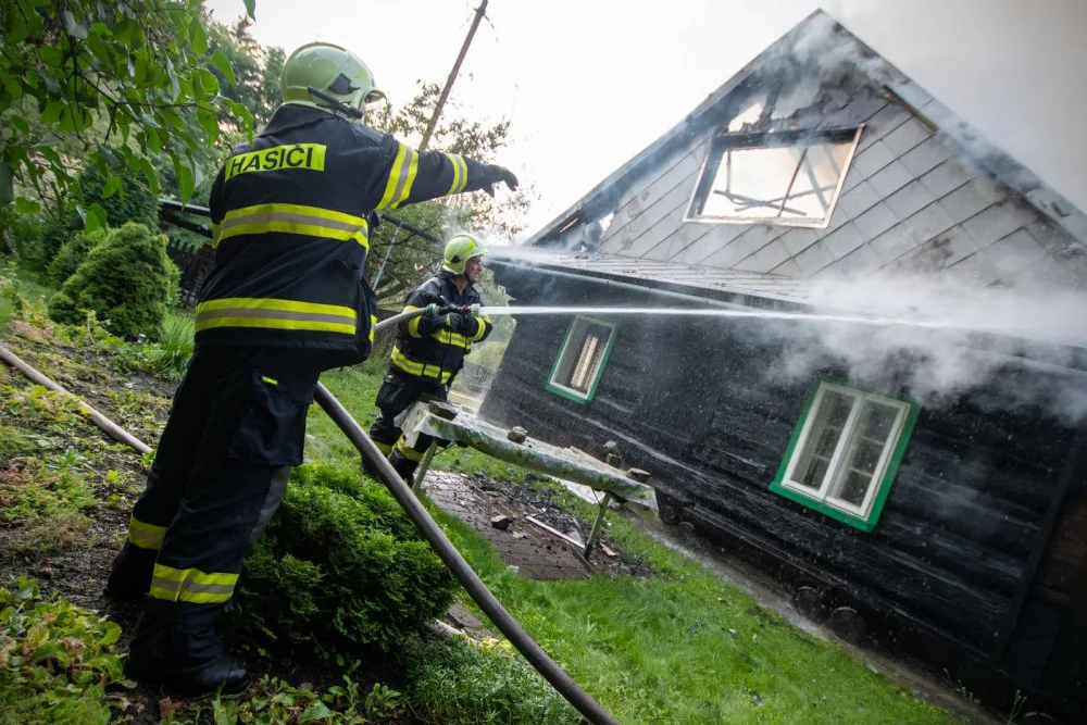 Ve Frýdlantu nad Ostravicí hořela roubenka s přilehlou stodolou. Škody přesáhnou pět milionů korun