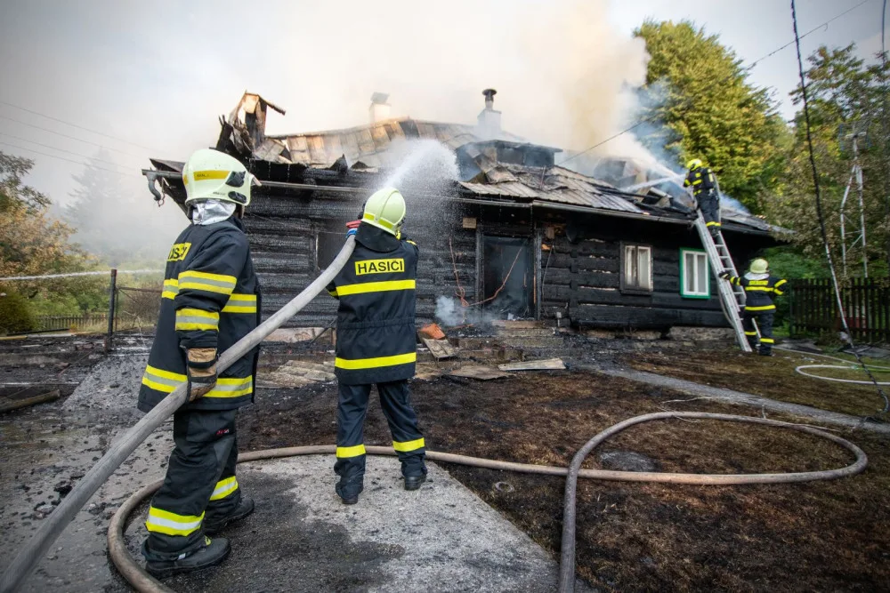 Ve Frýdlantu nad Ostravicí hořela roubenka s přilehlou stodolou. Škody přesáhnou pět milionů korun