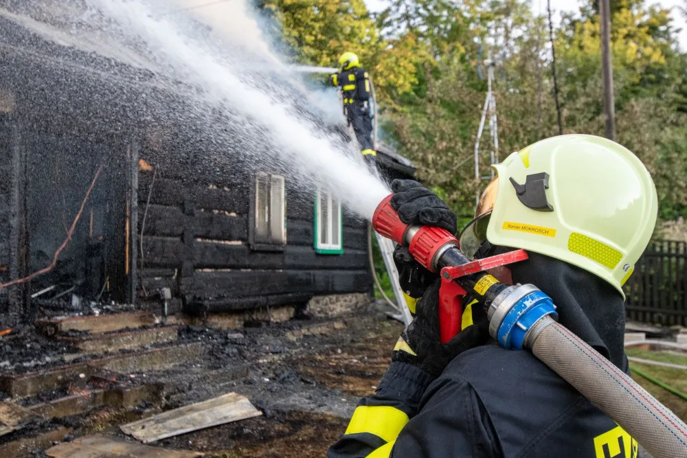 Ve Frýdlantu nad Ostravicí hořela roubenka s přilehlou stodolou. Škody přesáhnou pět milionů korun