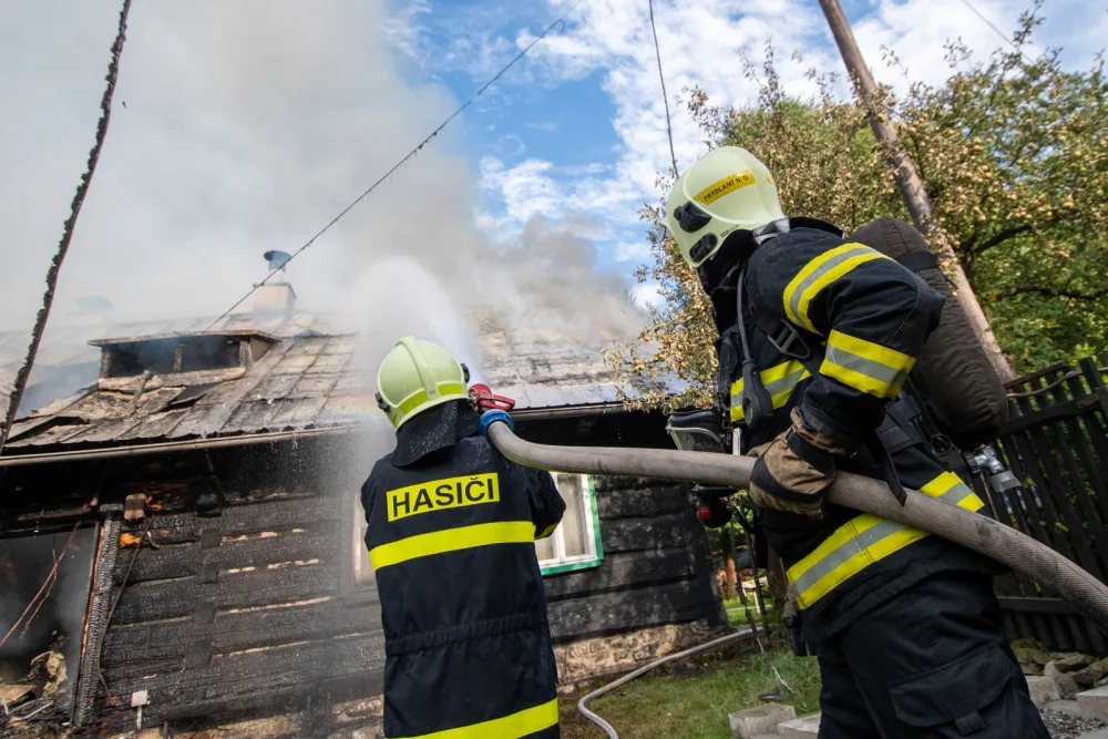 Ve Frýdlantu nad Ostravicí hořela roubenka s přilehlou stodolou. Škody přesáhnou pět milionů korun