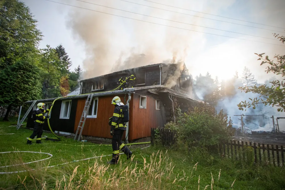 Ve Frýdlantu nad Ostravicí hořela roubenka s přilehlou stodolou. Škody přesáhnou pět milionů korun