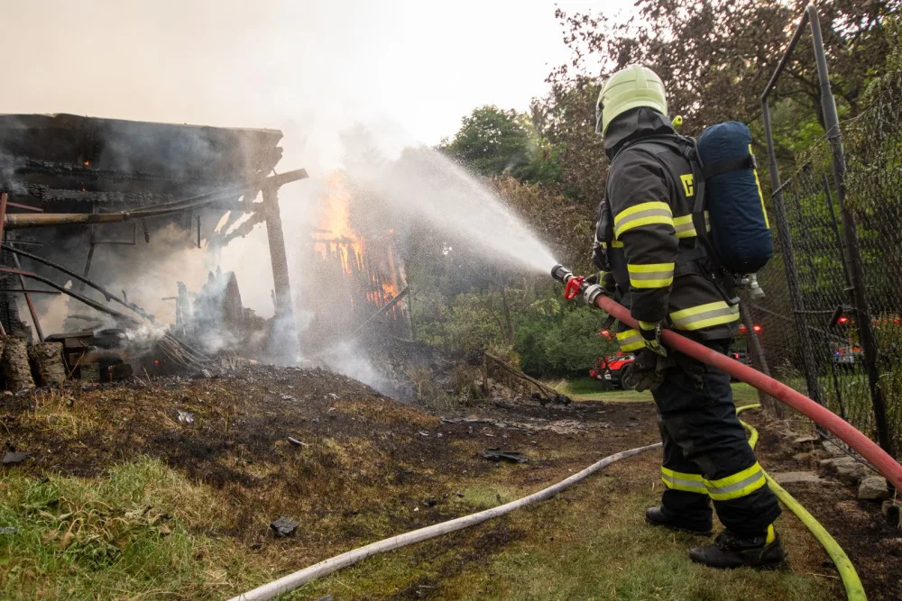 Ve Frýdlantu nad Ostravicí hořela roubenka s přilehlou stodolou. Škody přesáhnou pět milionů korun