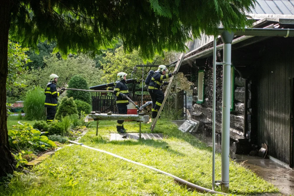 Ve Frýdlantu nad Ostravicí hořela roubenka s přilehlou stodolou. Škody přesáhnou pět milionů korun