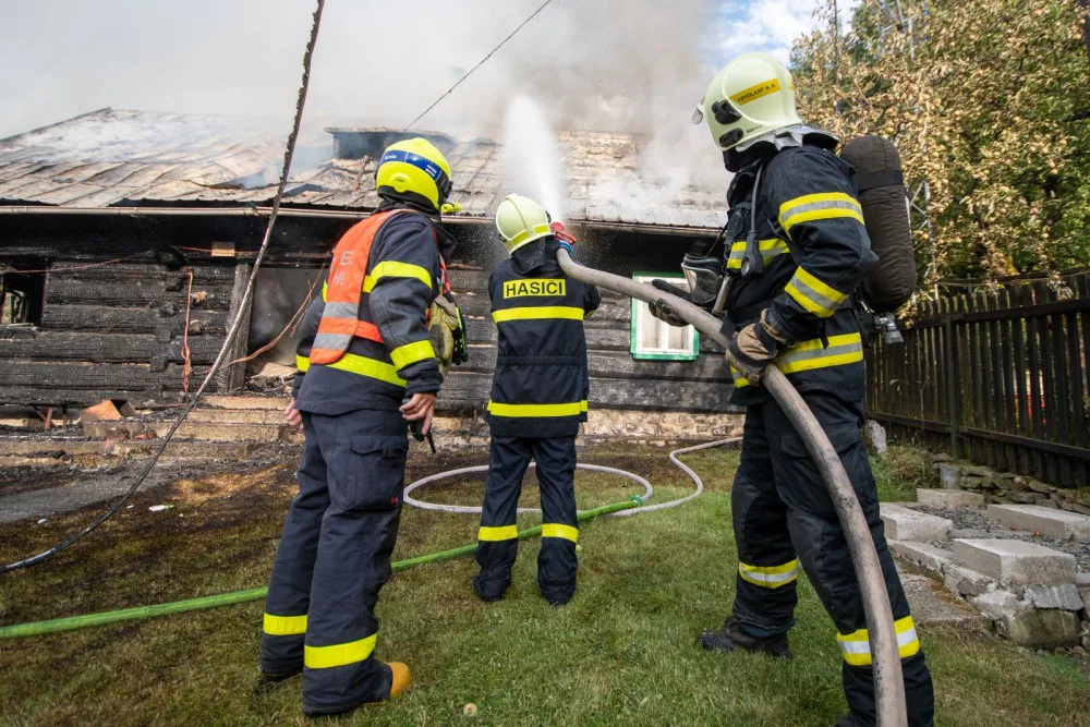 Ve Frýdlantu nad Ostravicí hořela roubenka s přilehlou stodolou. Škody přesáhnou pět milionů korun