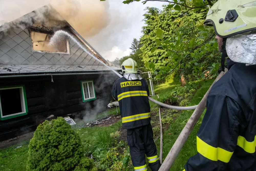 Ve Frýdlantu nad Ostravicí hořela roubenka s přilehlou stodolou. Škody přesáhnou pět milionů korun