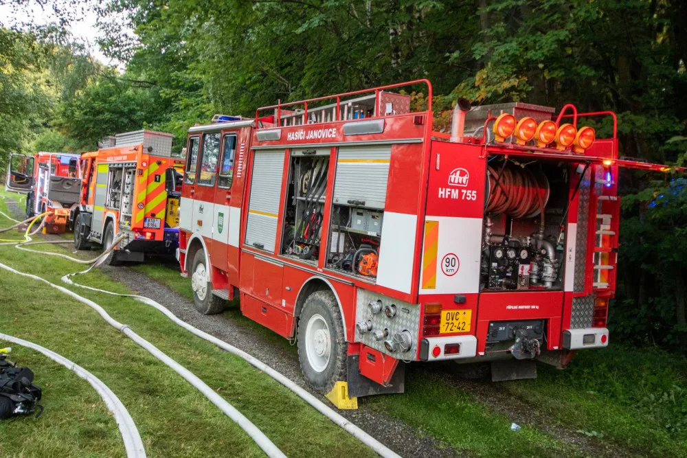 Ve Frýdlantu nad Ostravicí hořela roubenka s přilehlou stodolou. Škody přesáhnou pět milionů korun
