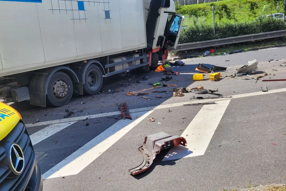 V Ostravě se srazily dva kamiony se dvěma auty. Tři lidé se zranili, jednoho z řidičů vyprošťovali hasiči
