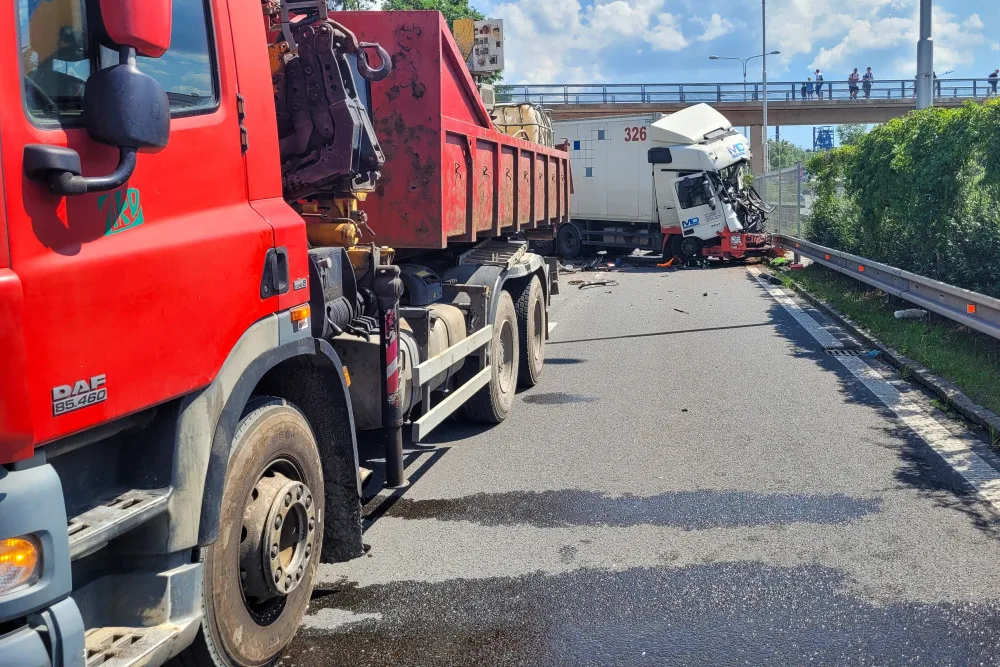 V Ostravě se srazily dva kamiony se dvěma auty. Tři lidé se zranili, jednoho z řidičů vyprošťovali hasiči