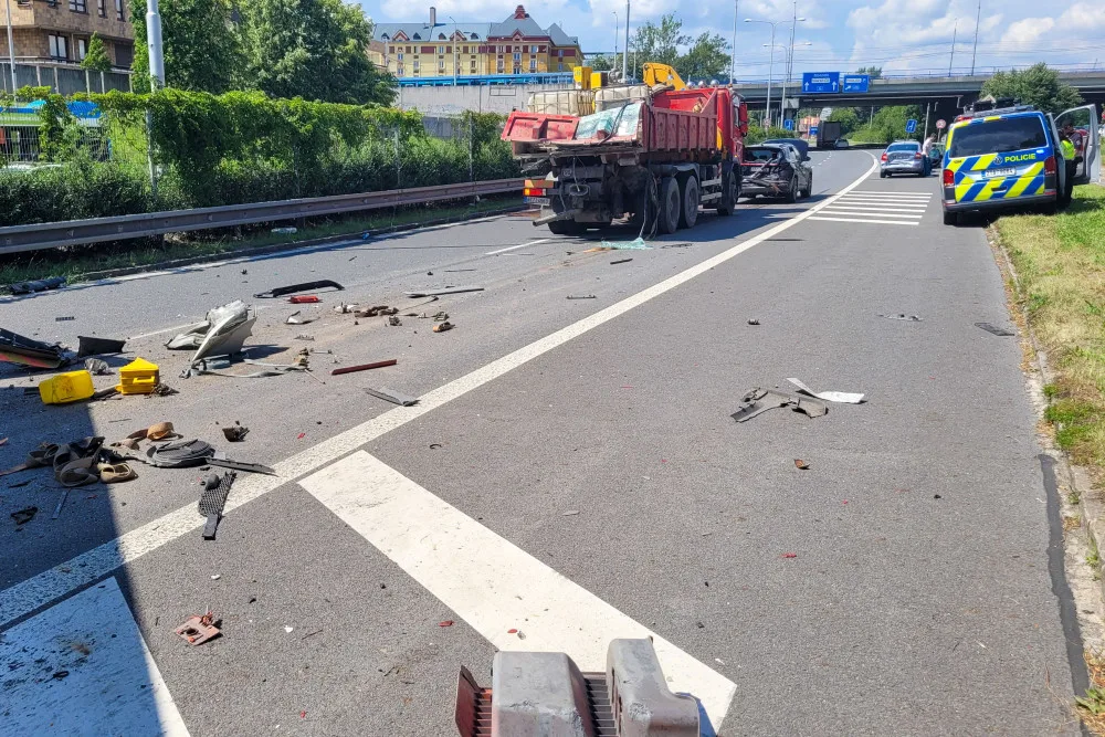 V Ostravě se srazily dva kamiony se dvěma auty. Tři lidé se zranili, jednoho z řidičů vyprošťovali hasiči