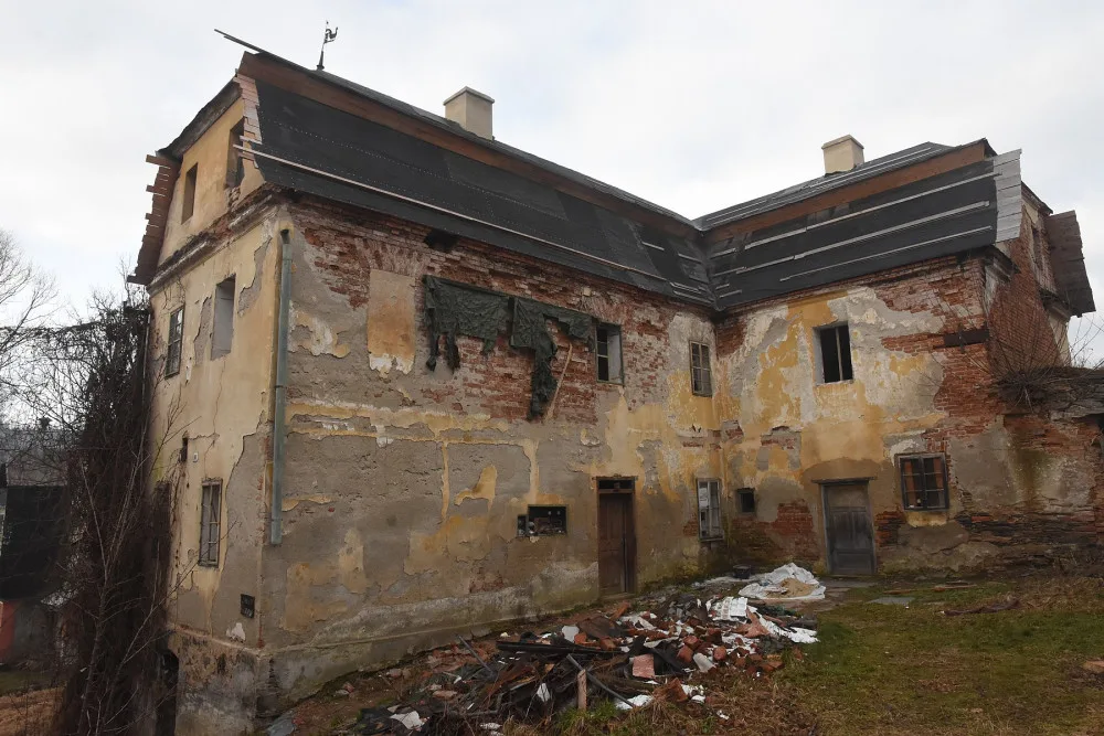 Dobrovolníci pomáhají se záchranou rychty v Karlovicích na Bruntálsku