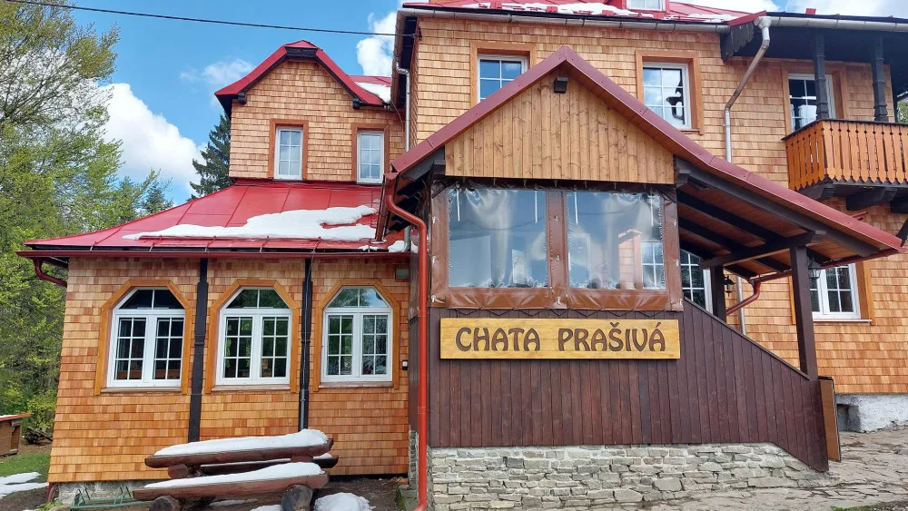 Chata Prašivá v Beskydech má novou fasádu z modřínového šindelu za milion. Dobrovolníci pomáhali tisíce hodin