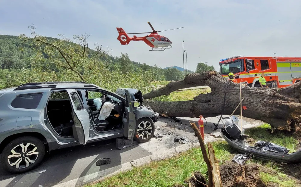 Na projíždějící auto na Bruntálsku spadl strom. Tři lidé se zranili, staršího muže museli záchranáři oživovat