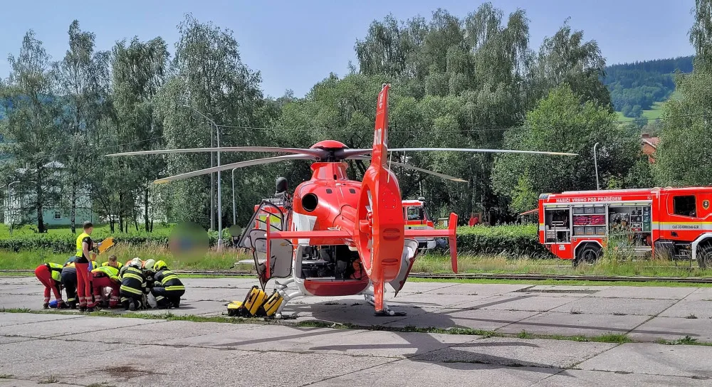Na projíždějící auto na Bruntálsku spadl strom. Tři lidé se zranili, staršího muže museli záchranáři oživovat