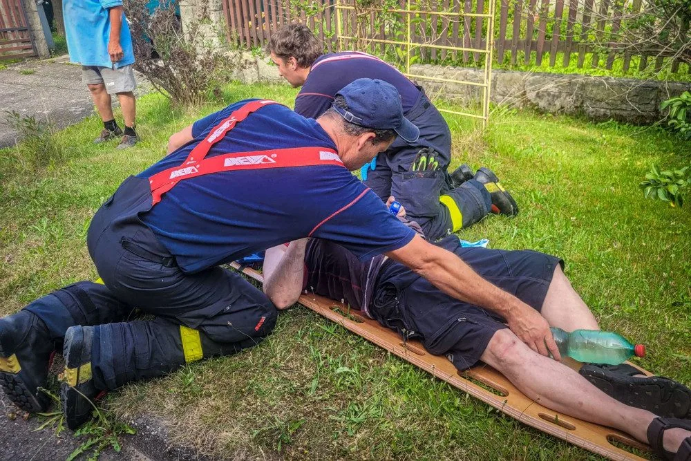 Muž z Frýdku-Místku uvízl ve vyhřátých útrobách vlastního auta. Na přímém slunci zkolaboval, šlo mu o život