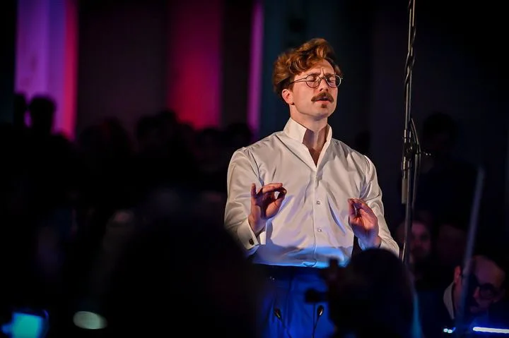 Dirigent musí být trochu exhibicionista. Do klasické hudby by se neměl nikdo nutit, říká Patrik Červák