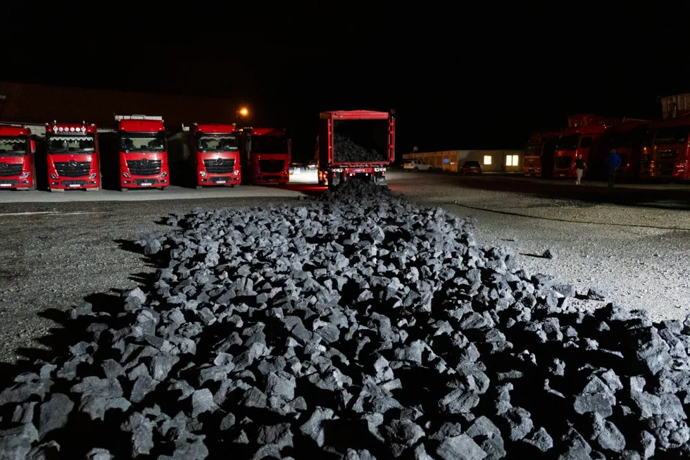 U Ostravy hořel koks na návěsu kamionu, škoda se odhaduje na milion korun. Po příčině požáru hasiči pátrají