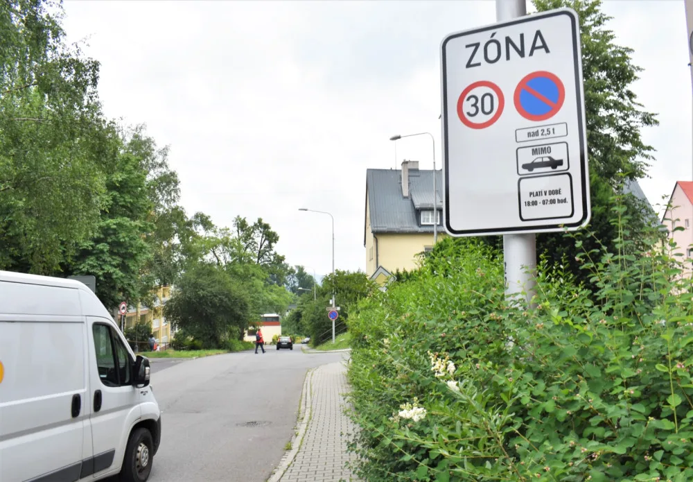 Frýdek-Místek chce více parkovacích míst pro osobní auta. Řešením jsou nová parkoviště a omezení pro dodávky