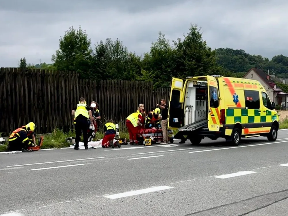 Ve Fryčovicích na Frýdecko-Místecku se zranili dva lidé na motocyklu, řidič auta jim nedal přednost