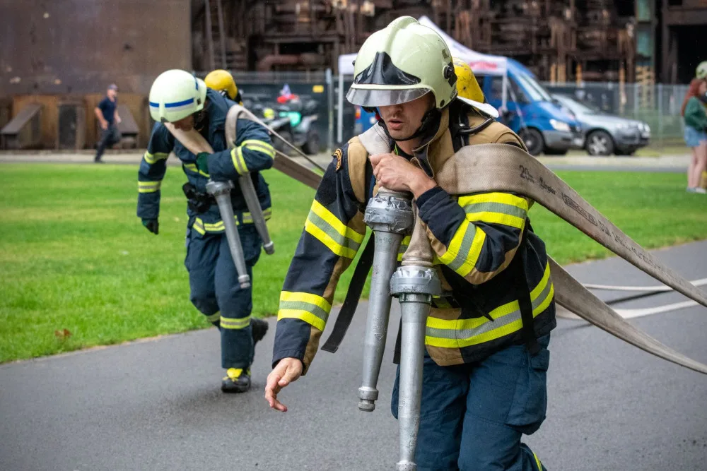 Noční požár bytu ve Frýdku-Místku způsobil škodu kolem milionu korun, hasiči evakuovali 12 lidí