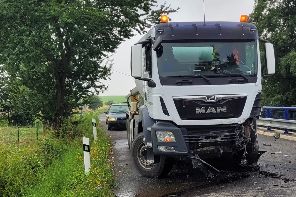 Na Novojičínsku málem přišel o život devatenáctiletý řidič, jeho auto se střetlo s domíchávačem betonu