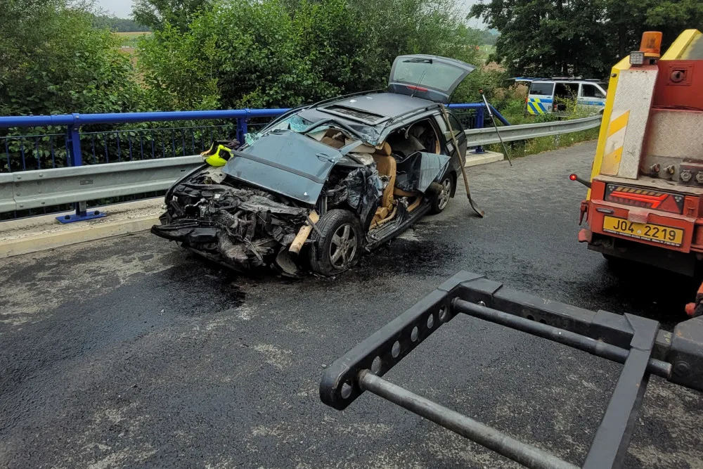 Na Novojičínsku málem přišel o život devatenáctiletý řidič, jeho auto se střetlo s domíchávačem betonu