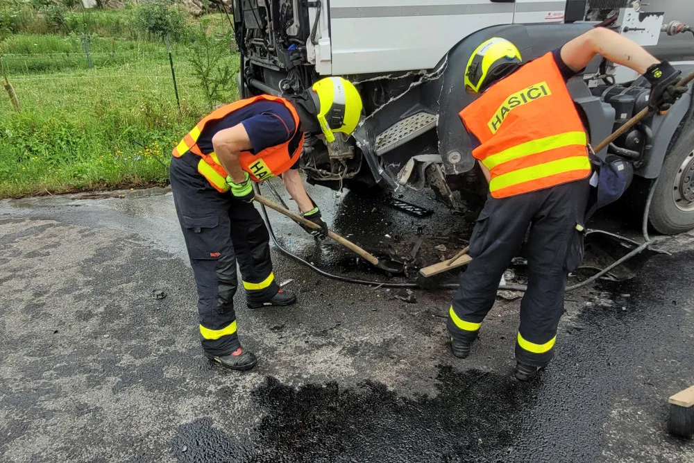Na Novojičínsku málem přišel o život devatenáctiletý řidič, jeho auto se střetlo s domíchávačem betonu