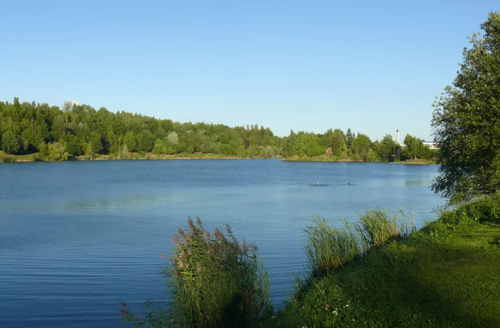 Šestnáctiletý hoch se ve středu utopil při koupání ve Stříbrném jezeře v Opavě, záchranáři měli cestou nehodu