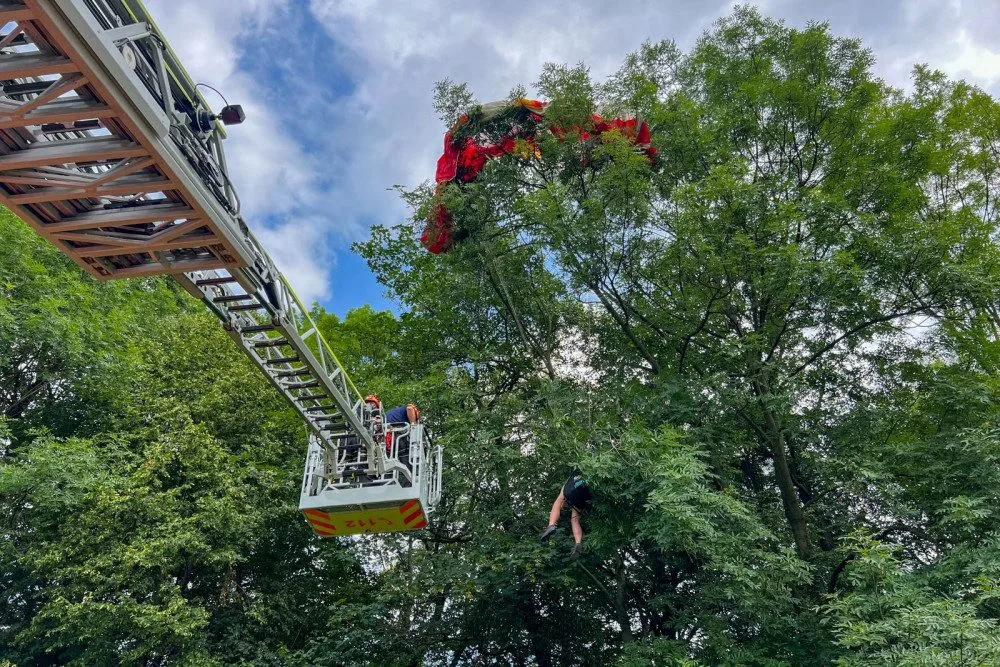 Paraglidistka neplánovaně přistála do koruny stromu. Sundat ji museli hasiči.