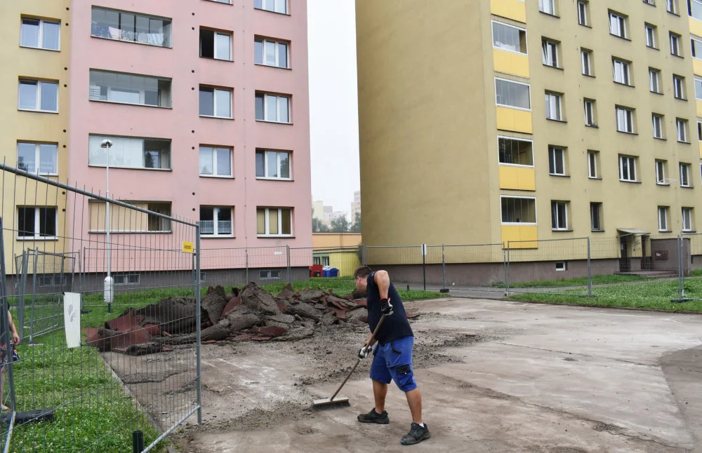 Ve Frýdku-Místku opravují sportoviště na sídlišti Slezská. Opotřebovaný povrch komplikoval sportovní výkony