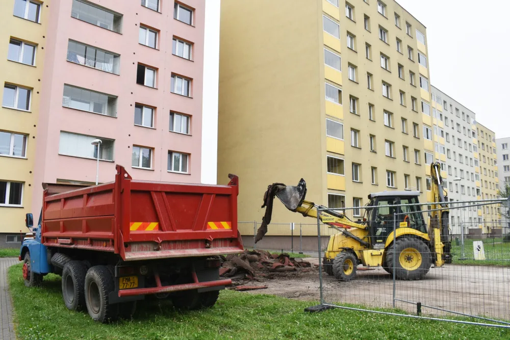 Ve Frýdku-Místku opravují sportoviště na sídlišti Slezská. Opotřebovaný povrch komplikoval sportovní výkony