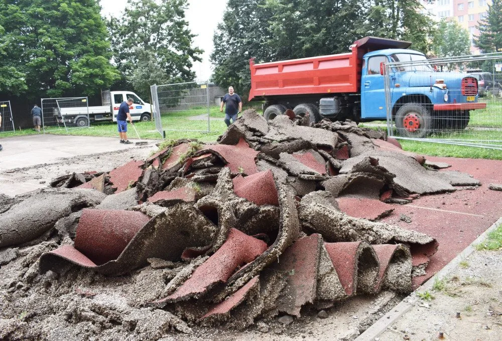 Ve Frýdku-Místku opravují sportoviště na sídlišti Slezská. Opotřebovaný povrch komplikoval sportovní výkony