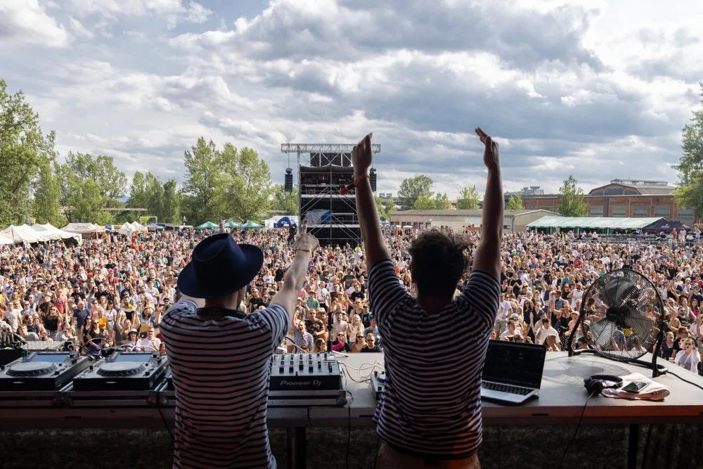 České dráhy a RegioJet posílí vlakové spoje na festival Colours of Ostrava, který začíná už ve středu