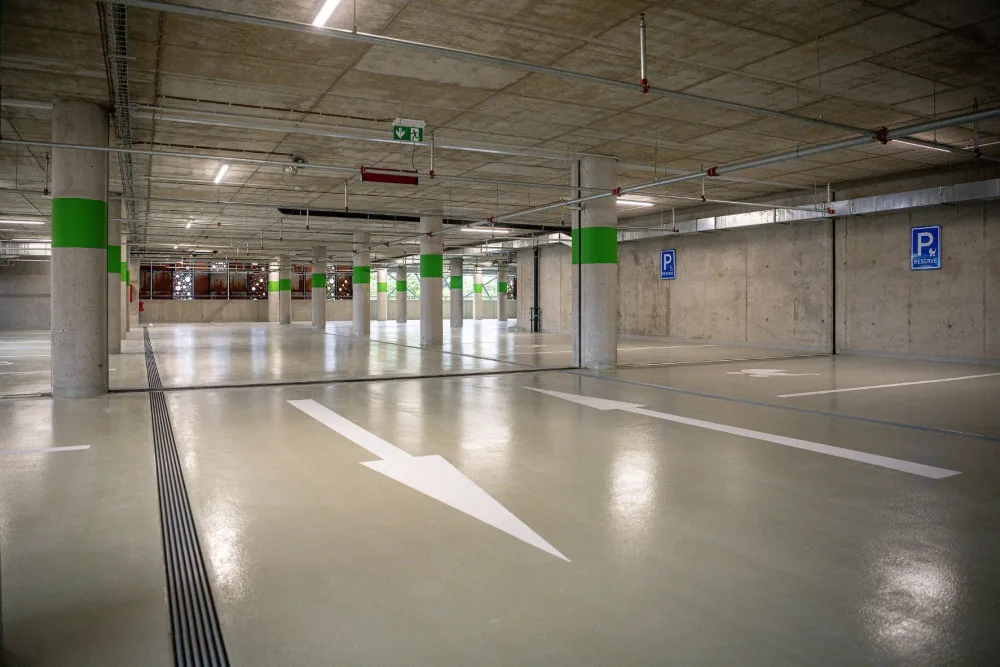 V parkovacím domě u městské nemocnice v Ostravě začal fungovat nový systém. Parkování zůstává zdarma