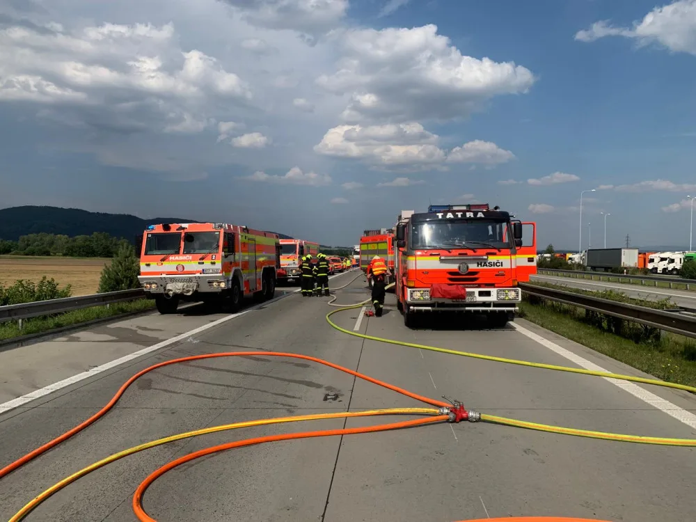 Požár kamionu na Novojičínsku v pondělí na čtyři hodiny zastavil dopravu na dálnici ve směru na Prahu
