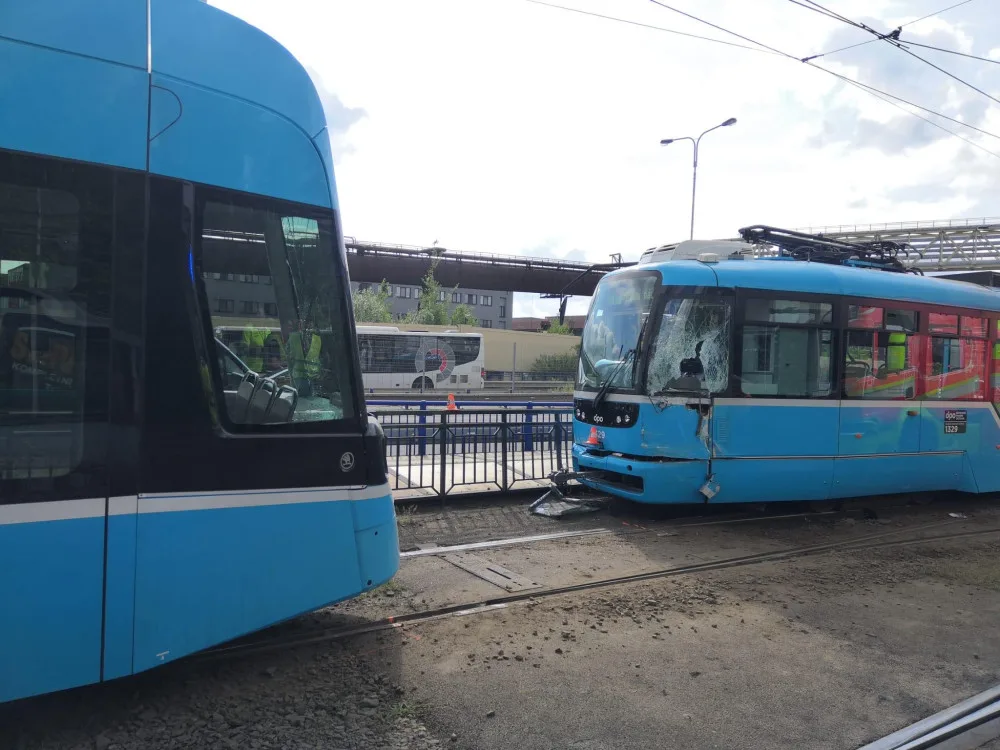 Srážka dvou tramvají výrazně komplikuje dopravu v Ostravě. Z centra se lidé nedostanou do Vítkovic a na Jih