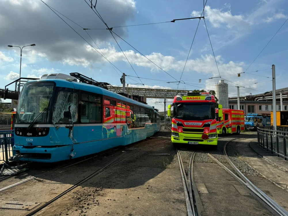 Srážka dvou tramvají výrazně komplikuje dopravu v Ostravě. Z centra se lidé nedostanou do Vítkovic a na Jih