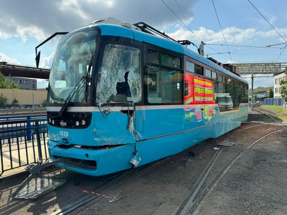 Srážka dvou tramvají výrazně komplikuje dopravu v Ostravě. Z centra se lidé nedostanou do Vítkovic a na Jih