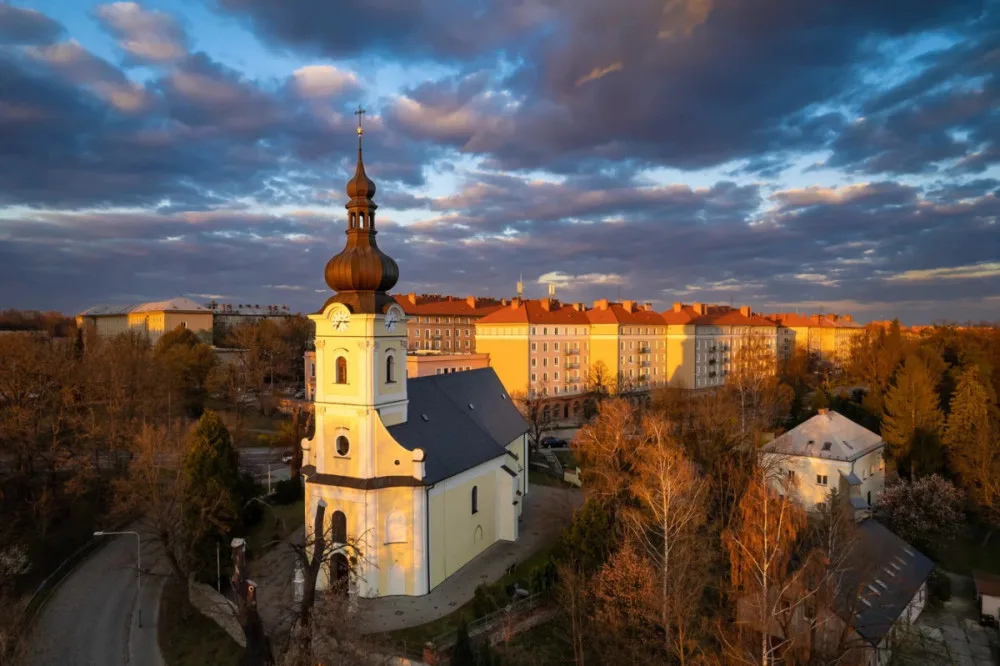 Kostel svatého Mikuláše v Porubě bude mít nové schodiště, staré kvůli majetkovým tahanicím chátralo