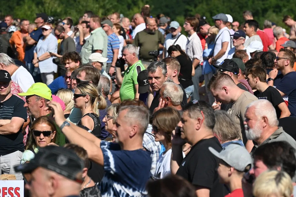 Cítíme se jako na pohřbu. Tisíce lidí sledovaly odstřel těžní věže Dolu Lazy.
