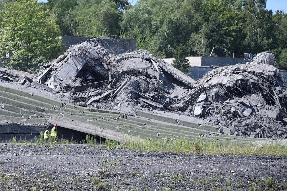 Cítíme se jako na pohřbu. Tisíce lidí sledovaly odstřel těžní věže Dolu Lazy.
