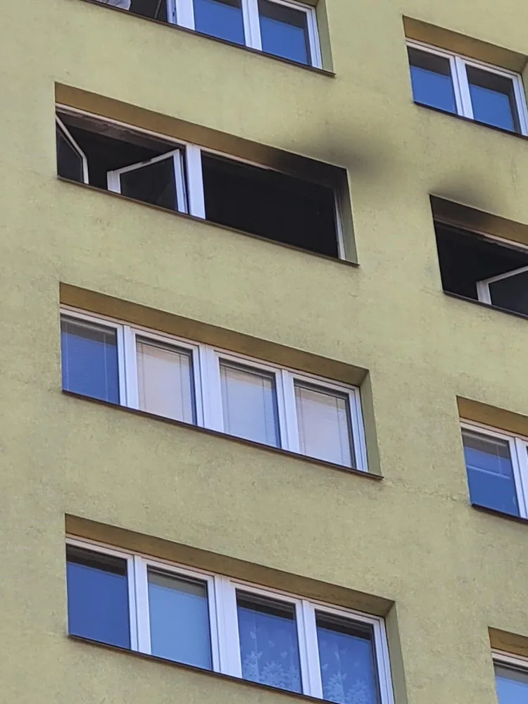 Při nedělním požáru bytu v Krnově na Bruntálsku zemřela žena, dalších sedmnáct lidí hasiči evakuovali